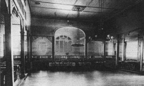 Seit der Gründung trainieren die Hallensportler des Radfahrervereins im Großen Saal der Krone. 1964 ist es damit vorbei. 1968 erhält der Verein die Baugenehmigung für eine eigene Halle im Pfarrgarten.