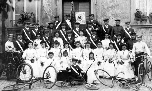 1925 feiert der Verein nach einer tollen Entwicklung 20-jähriges Jubiläum. 1922 hat er 137 aktive und 100 inaktive Mitglieder, 1924 wird er zweitstärkster Verein in Finthen.