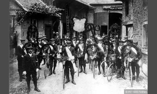 Sammeln zum Schmuckkorso 1910 in Ober-Olm. Der Verein hat jetzt 88 Mitglieder (33 aktive) und feiert in Erbenheim seinen ersten Sieg im Korsofahren.