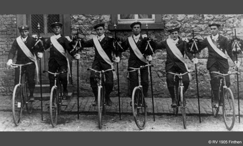 Die sportlichen Schwerpunkte liegen auf Korso und Reigen, Kunstradfahren im Saal, Radball und der Organisation von zwei jährlichen Straßenrennen. Hier die Männer eines Kunstreigens (1910).