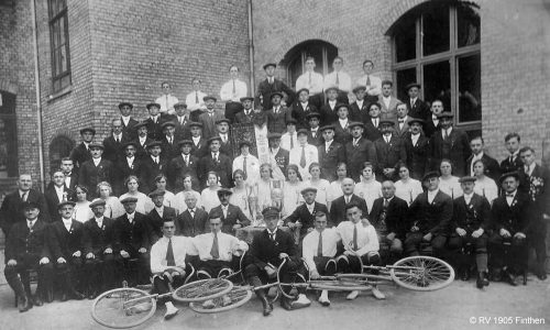 1925 feiert der Verein nach einer tollen Entwicklung 20-jähriges Jubiläum. 1922 hat er 137 aktive und 100 inaktive Mitglieder, 1924 wird er zweitstärkster Verein in Finthen.