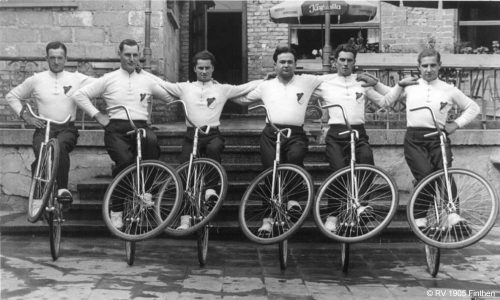 Erfolgreiche 1950er: Der RV holt serienweise Podestplätze bei Gau- und Bundesmeisterschaften und auf Sportfesten. Der 6er-Kunstreigen der Männer wird Verbandsmeister, Bundesmeister und nimmt an mehreren deutschen Meisterschaften teil.