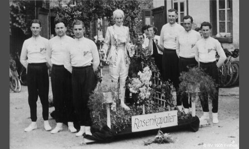 Auf Festzügen der 1950er sind die Radfahrer mit dem Korso-Motiv "Rosenkavalier" unterwegs.