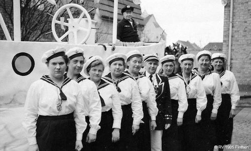 Auch in der Straßenfastnacht war der RV in den 1950ern wieder vertreten. Nicht nur die Frauen des Kreppelkaffees, sondern auch viele andere Vereinmitglieder gingen beim Fastnachtsumzug mit dem RV-Narrenschiff auf große Fahrt.